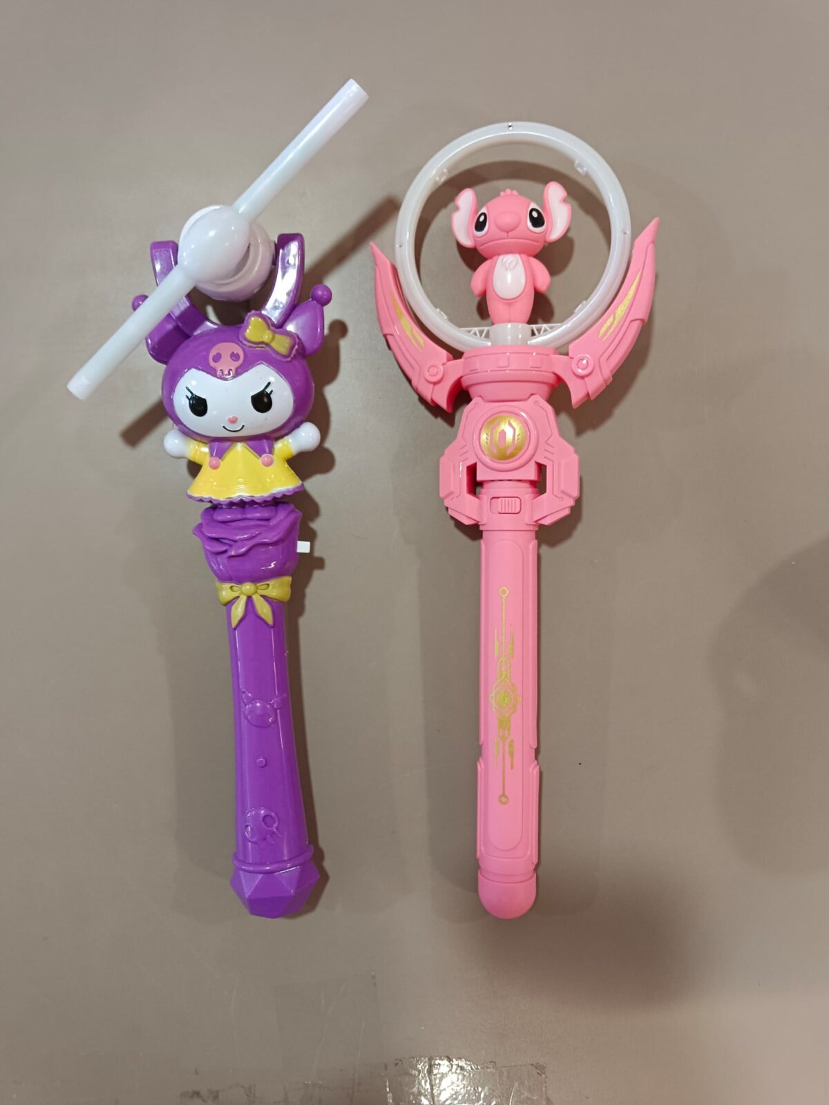 史迪奇和库洛米旋转音乐led灯棒 stitch & kuromi music rotating colorful light stick