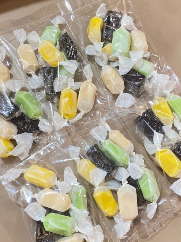 泰国进口四色糖 (黑糯米/牛奶/班兰/榴莲) thailand's four color candy (black glutinous rice/milk/pandan/durian)